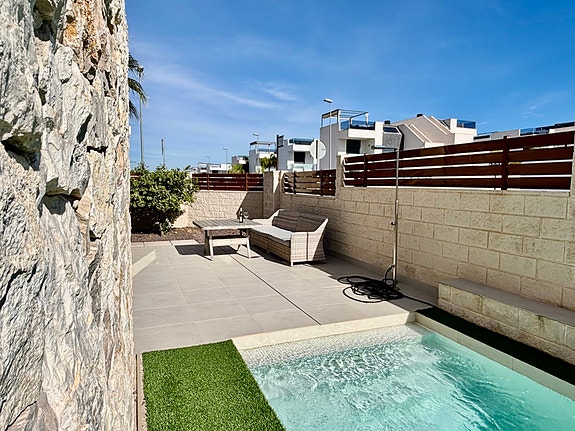 Arkitekttegnet villa på hjørnetomt - 3 soverom med en-suite og privat basseng