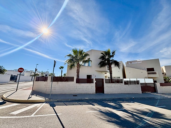 Arkitekttegnet villa på hjørnetomt - 3 soverom med en-suite og privat basseng