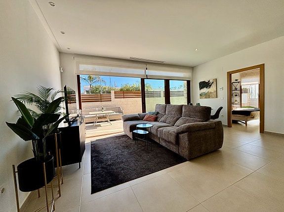 Arkitekttegnet villa på hjørnetomt - 3 soverom med en-suite og privat basseng