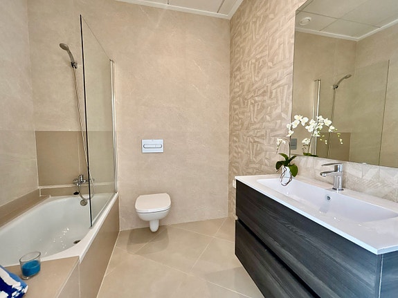 Arkitekttegnet villa på hjørnetomt - 3 soverom med en-suite og privat basseng