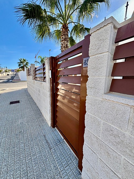 Arkitekttegnet villa på hjørnetomt - 3 soverom med en-suite og privat basseng