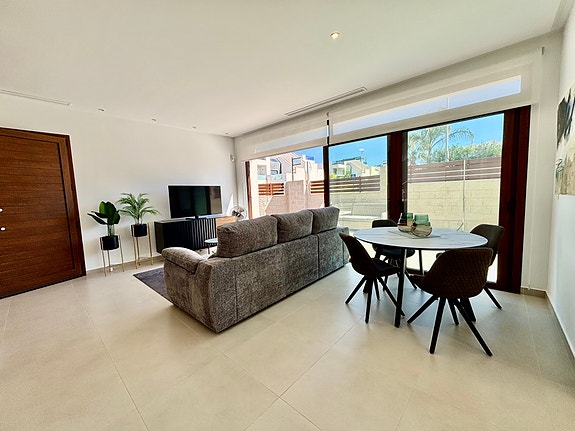 Arkitekttegnet villa på hjørnetomt - 3 soverom med en-suite og privat basseng