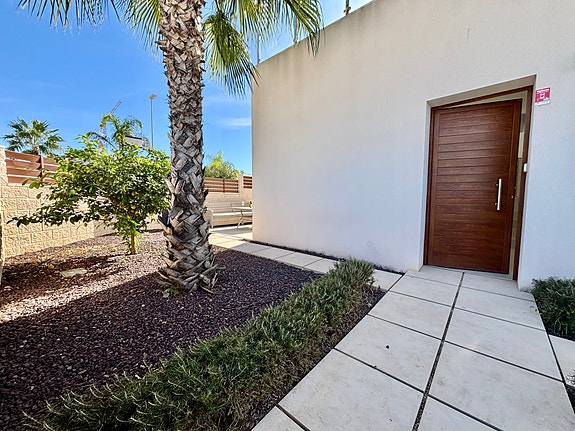 Arkitekttegnet villa på hjørnetomt - 3 soverom med en-suite og privat basseng