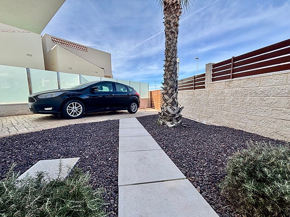 Arkitekttegnet villa på hjørnetomt - 3 soverom med en-suite og privat basseng