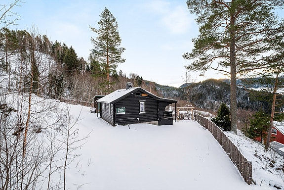 Velkommen til Høydalsvegen 11 - en koselig og pent oppusset hytte fra 1950.