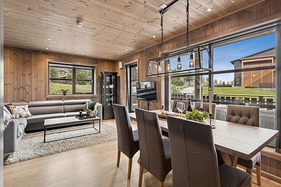 Velkommen til Snarvegen 8 og denne flote og svært velholdte leiligheten beliggende sentralt men likevel tilbaketrukket til nær Velkomstsenteret i Trysilfjellet