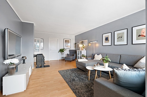 EiendomsMegler 1 v/ Martin Mitani har gleden av å presentere en pen & velholdt 3 (4)-roms leilighet beliggende på Hallset.
Foto: Krokstad&Nervik v/Ekaterina Krokstad.