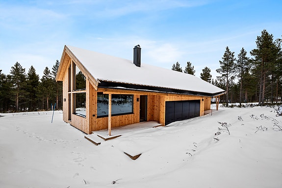 Velkommen til en flott og helt ny hytte over to etasjer - utmerket for storfamilien.