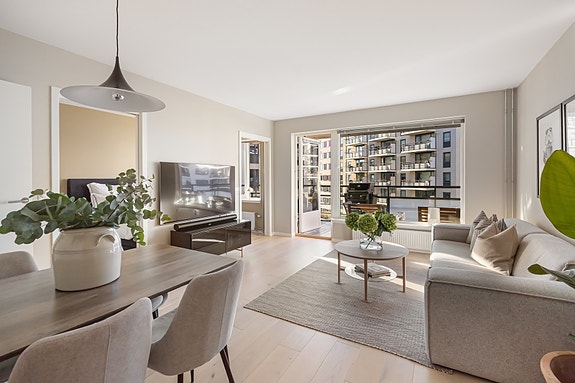 Boligen har en åpen og romslig atmosfære.