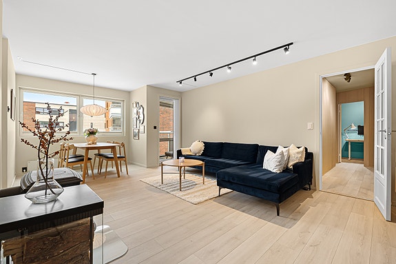 EiendomsMegler 1 v/ Mads Larsen har gleden av å ønske velkommen til Brundalen 21! En meget lekker og innholdsrik 3-roms andelsleilighet i byggets 2.etasje. Foto: Pholio, (Julian Nonstad).