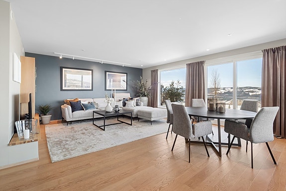 Lys og lekker stue med 2 utganger til den flotte terrassen hvor utsikten og solforholdene kan nytes til det fulle!