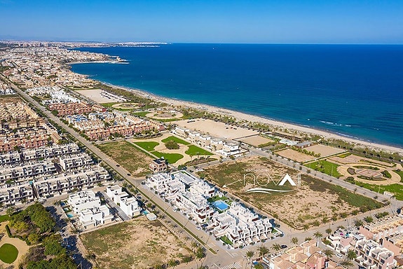 Nybygg! Rekkehus kun få meter fra Middelhavet | 3 soverom og 2 bad | Privat takterrasse og romslig uteområde