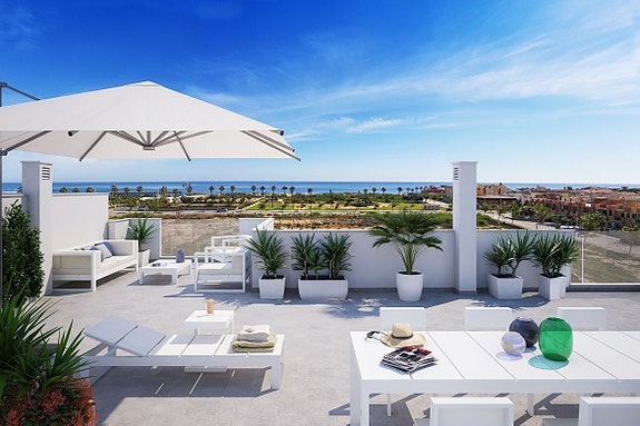 Nybygg! Rekkehus kun få meter fra Middelhavet | 3 soverom og 2 bad | Privat takterrasse og romslig uteområde