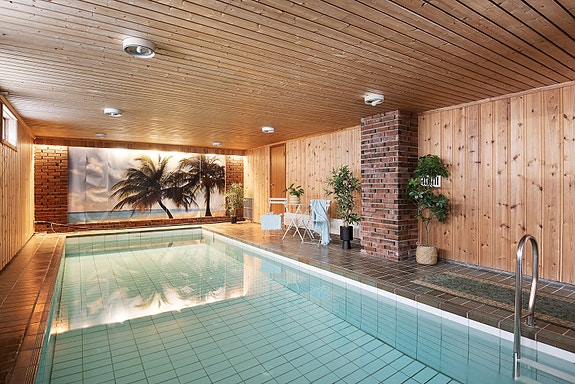 Svømmebasseng i underetasje til glede for store og små.