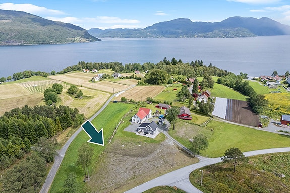 DNB Eiendom v/Martin Sørbø har gleden av å presentere Tomt Randøy Ring - en tomt på over 1 800kvm med en attraktiv beliggenhet på Randøy!