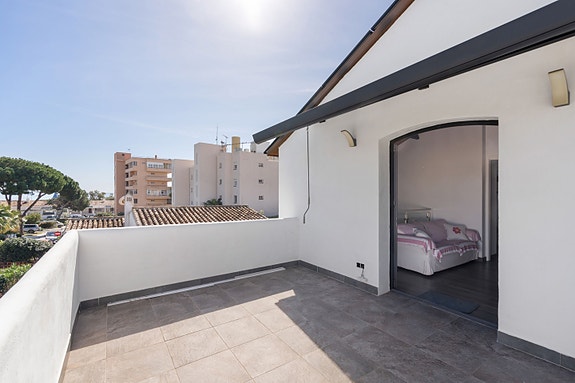Moderne 4-soveroms villa med privat basseng - Kun 500 meter fra stranden i Calahonda