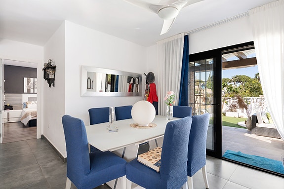 Moderne 4-soveroms villa med privat basseng - Kun 500 meter fra stranden i Calahonda