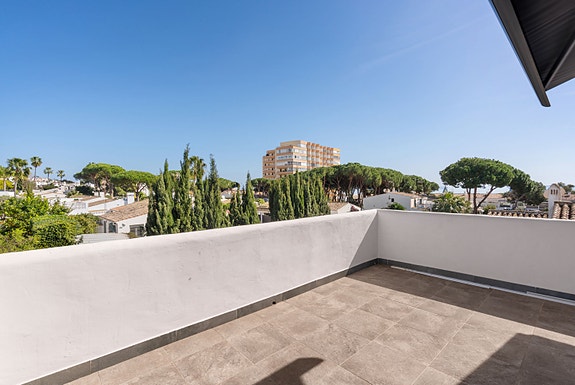 Moderne 4-soveroms villa med privat basseng - Kun 500 meter fra stranden i Calahonda