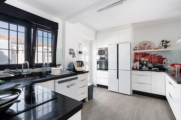 Moderne 4-soveroms villa med privat basseng - Kun 500 meter fra stranden i Calahonda