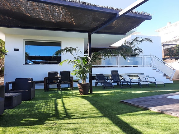 Romslig villa med separat leilighet - 5 soverom og sjøutsikt