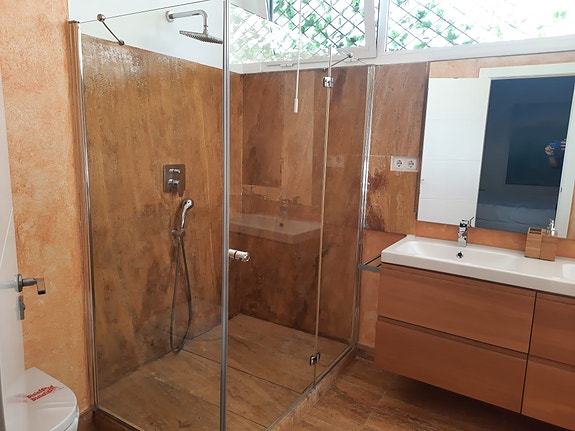 Romslig villa med separat leilighet - 5 soverom og sjøutsikt