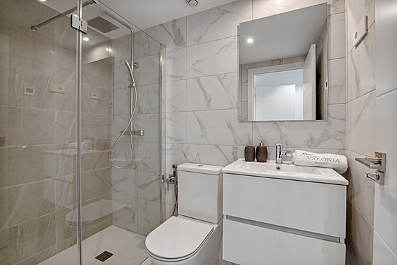 Ny leilighet md 3 soverom og eksklusive fasiliteter | Stor terrasse med utsikt | Parkering | Like ved sjøen