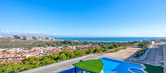 REDUSERT PRIS! Moderne leilighet med 3 soverom, møblert og med stor takterrasse - Topp utsikt i Gran Alacant