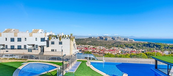 REDUSERT PRIS! Moderne leilighet med 3 soverom, møblert og med stor takterrasse - Topp utsikt i Gran Alacant