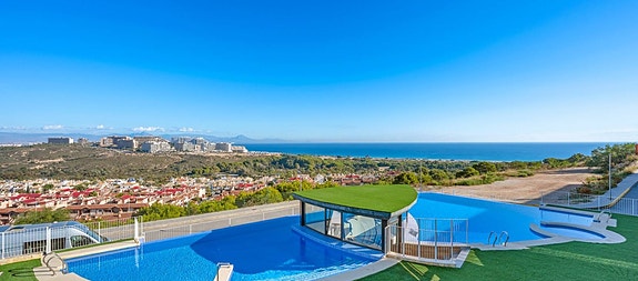 REDUSERT PRIS! Moderne leilighet med 3 soverom, møblert og med stor takterrasse - Topp utsikt i Gran Alacant