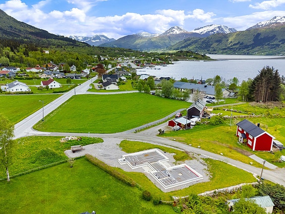 Mathias Hole i Møremegling presenterer boligtomt og nausttomt på Vike