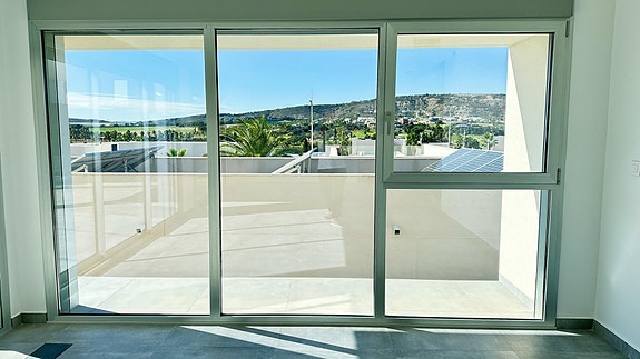 Moderne villa ved La Finca Golf - 4 soverom, stor kjeller og privat basseng