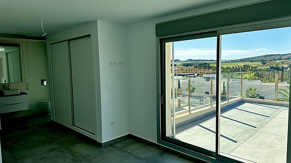 Moderne villa ved La Finca Golf - 4 soverom, stor kjeller og privat basseng