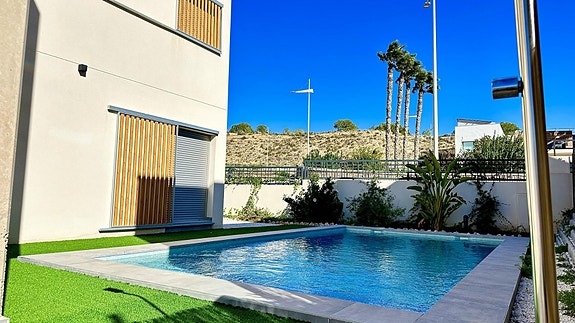 Moderne villa ved La Finca Golf - 4 soverom, stor kjeller og privat basseng