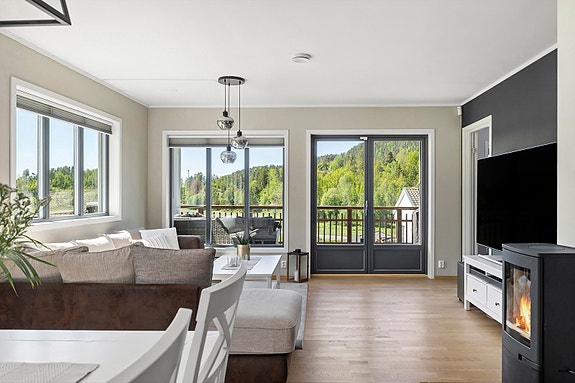 Velkommen til Askjemveien 40B presentert av Aktiv Eiendomsmegling v/Kaia Hostvedt Dahle. Fotograf: Paul Thürmer.