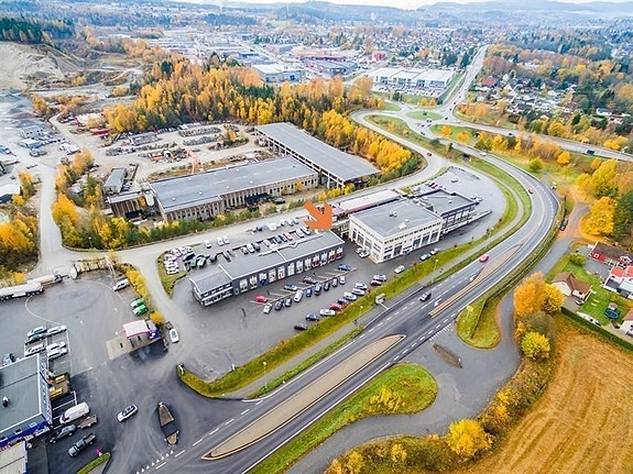 Attraktiv og sentral beliggenhet, strategisk plassert i hovedferdselsåren midt mellom Skien og Porsgrunn.