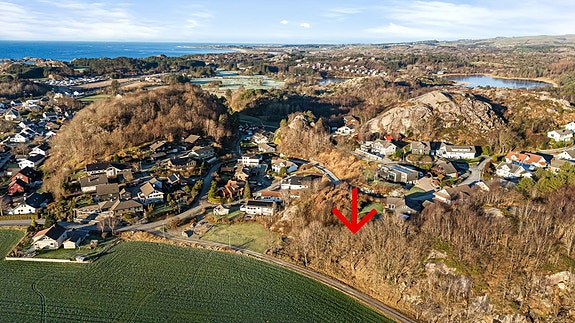 Tomt på 2,2 daa. med idyllisk beliggenhet på Ogna. Foto: Hanne Karlsen