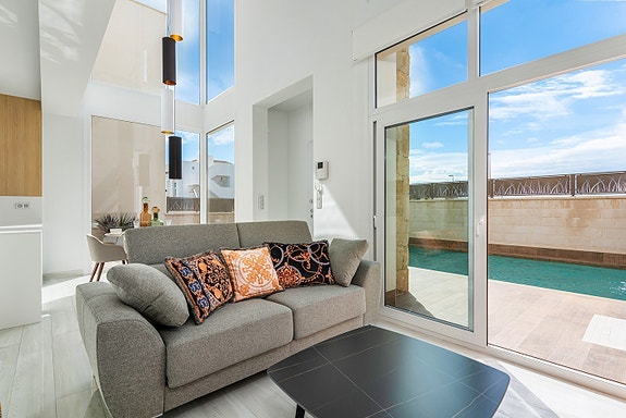 Luksuriøs sørvendt villa med 3 soverom og 3 bad | Privat basseng | Takterrasse med utsikt