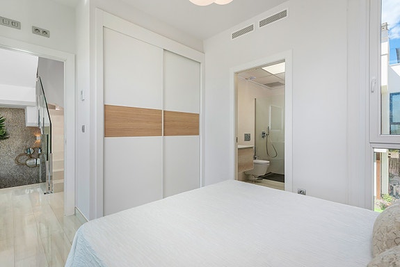 Luksuriøs sørvendt villa med 3 soverom og 3 bad | Privat basseng | Takterrasse med utsikt