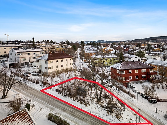 Harald Bothners veg 3 er en attraktiv tomt på ca. 920 kvm, under fradeling. (Den planlagte tomten er ca. inntegnet og kan avvike - korrekt fradeling er vedlagt i meglers salgsoppgave).