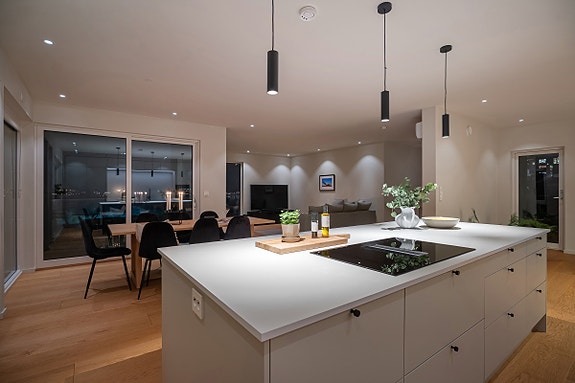 Krogsveen v/Azra Hadzic har gleden av å presentere Trollbærveien 42 - en påkostet og innholdsrik enebolig fra 2024 med flott sjøutsikt og to hybler.