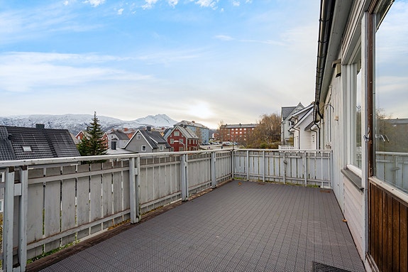 2.etg. - Her kan du nyte fine sommerdager med fantastisk utsikt