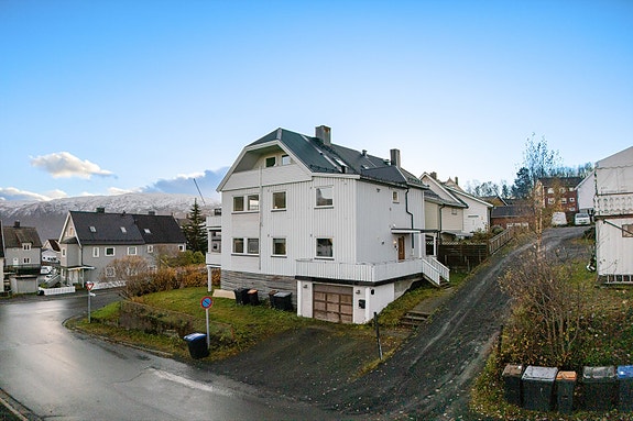 Boligen har garasje og mulighet for parkering på tomten