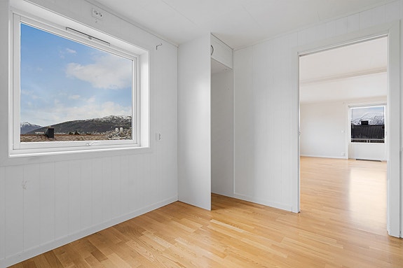 2.etg. - Vinduet slipper inn rikelig med arbeidslys og det er mulighet til å ha et lite spisebord på kjøkkenet om ønskelig