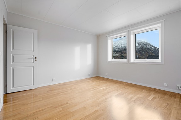 2.etg. - Soverom 1 - Soverommet har gode møbleringsmuligheter med plass til både dobbeltseng og garderobeløsning