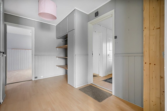 1.etg - Gang med oppbevaring og adkomst inn til flere av rommene i etasjen