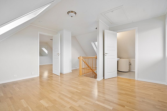 Lys og romslig etasje med oppholdsrom og toalettrom