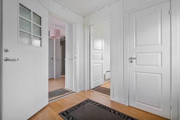 Fra entré kommer du inn i felles gang som tar deg videre inn i etasjen øvrige rom