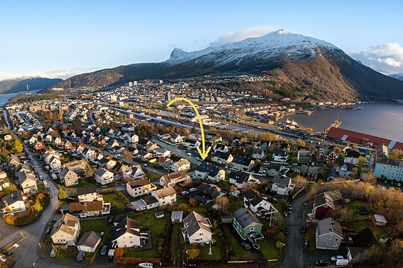 Beliggenheten gir både rolig nabolag og nærhet til alt du trenger i hverdagen