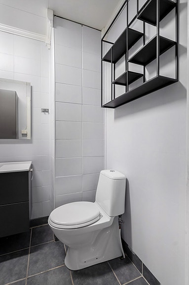 1.etg. - Badet er innredet arealeffektivt med plass til mye på små flater