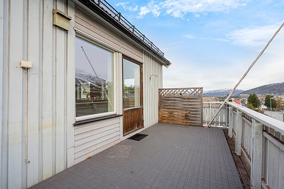 2.etg. - Veranda som med små oppgraderinger kan bli en hyggelig uteplass hvor man kan invitere både familie og venner